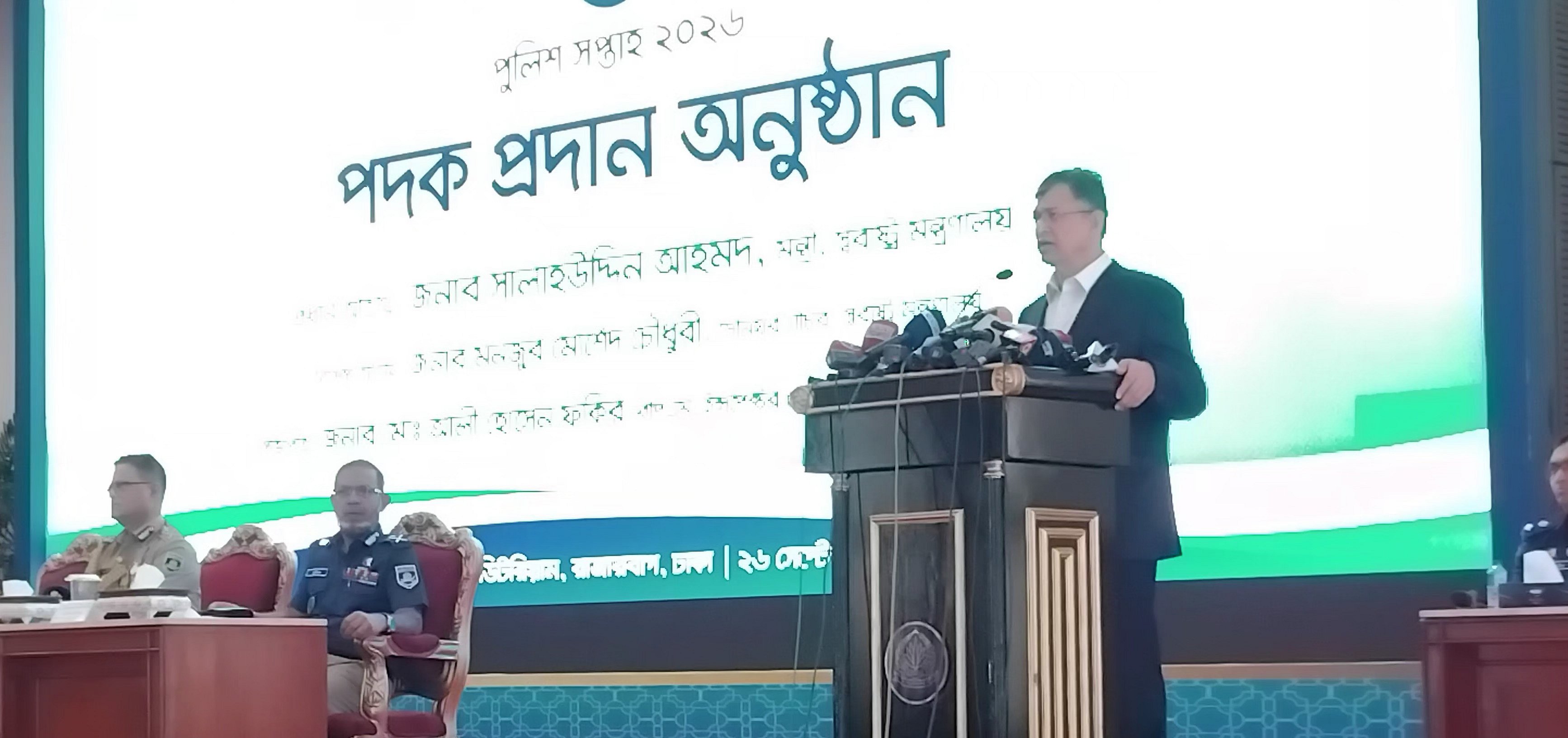 'ফ্যাসিস্ট' সরকারের সহযোগীদের কঠোর হস্তে দমন করুন: পুলিশকে স্বরাষ্ট্রমন্ত্রীর নির্দেশ