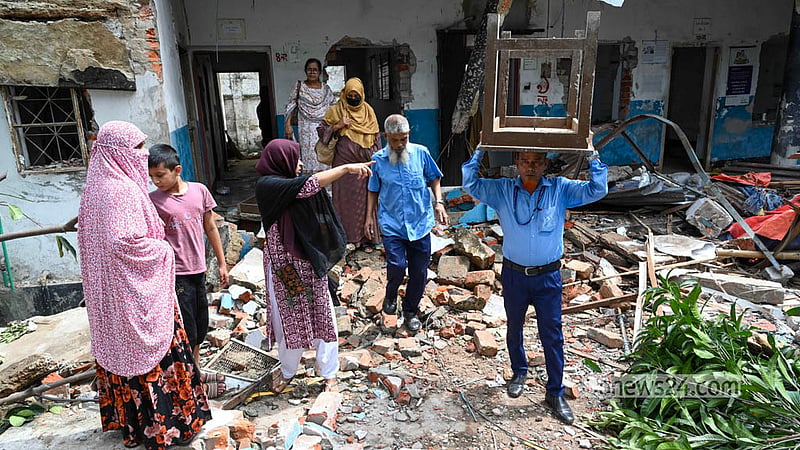 ঢাকার মিরপুর ১ নম্বর সেকশনে গুঁড়িয়ে দেওয়া বেসরকারি সংস্থা রাড্ডা এমসিএইচ এর কার্যালয় ও স্বাস্থ্যকেন্দ্র থেকে শনিবার প্রয়োজনীয় জিনিস বের করে আনেন স্বাস্থ্যকর্মীরা।