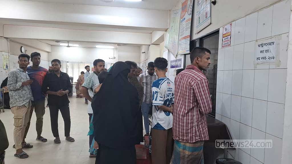 মানিকগঞ্জে উল্টো পথে আসা বাসের ধাক্কায় বাইক আরোহী মা-মেয়ের মৃত্যু