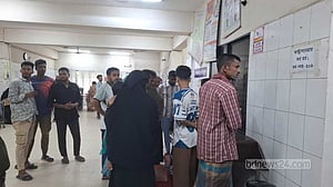 মানিকগঞ্জে উল্টো পথে আসা বাসের ধাক্কায় বাইক আরোহী মা-মেয়ের মৃত্যু