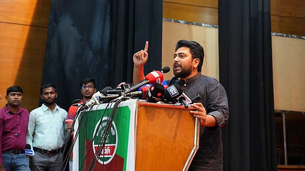 মিরপুরে স্বাস্থ্যকেন্দ্র ভাঙচুর: দেশে সরকারের ‘অস্তিত্ব’ নিয়ে প্রশ্ন নাহিদের