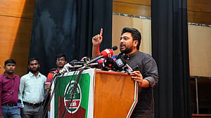 মিরপুরে স্বাস্থ্যকেন্দ্র ভাঙচুর: দেশে সরকারের ‘অস্তিত্ব’ নিয়ে প্রশ্ন নাহিদের