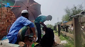 নরসুন্দরের কাজে শিশু আনন্দ