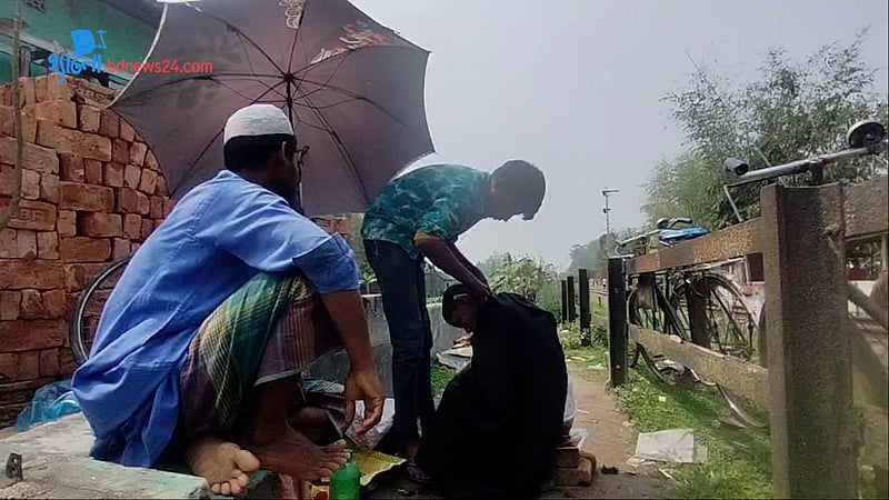 নরসুন্দরের কাজে শিশু আনন্দ