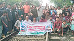 ডোমারের মির্জাগঞ্জ স্টেশনে সব ট্রেনের বিরতির দাবিতে রেলপথ অবরোধ