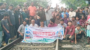 ডোমারের মির্জাগঞ্জ স্টেশনে সব ট্রেনের বিরতির দাবিতে রেলপথ অবরোধ