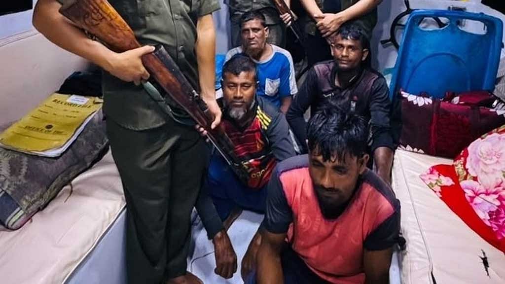 সুন্দরবনের অভয়ারণ্যে মাছ ধরার অভিযোগে ৪ জেলে আটক