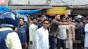 গুলিস্তানে জাসদ কার্যালয় থেকে অর্ধশত ব্যক্তিকে ধরিয়ে দিল বিএনপি