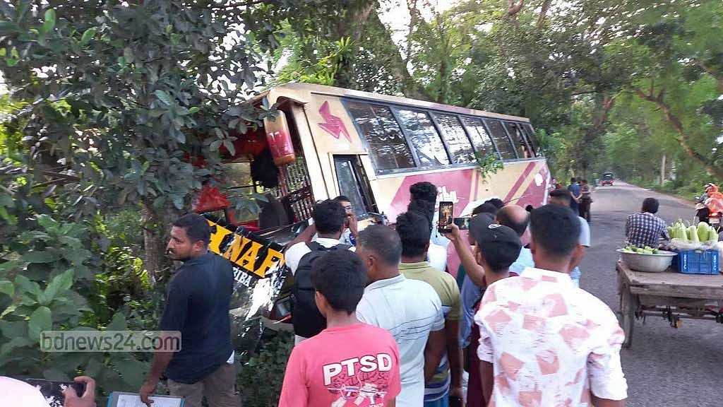 মাদারীপুরে যাত্রীবাহী বাস নিয়ন্ত্রণ হারিয়ে গাছের সঙ্গে ধাক্কা, আহত ১৫