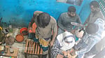নারায়ণগঞ্জে দিন-দুপুরে অস্ত্র নিয়ে এসে সোনার দোকানে লুট