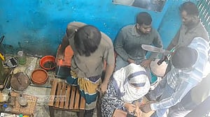 নারায়ণগঞ্জে দিন-দুপুরে অস্ত্র নিয়ে এসে সোনার দোকানে লুট