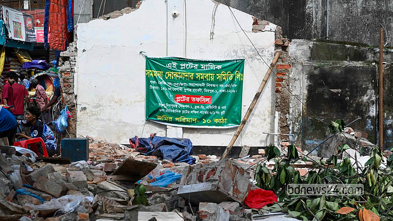 ঢাকার মিরপুর ১ নম্বর সেকশনে বেসরকারি সংস্থা রাড্ডা এমসিএইচ এর কার্যালয় ও স্বাস্থ্যকেন্দ্র বৃহস্পতিবার রাতে ভেঙে গুঁড়িয়ে দেওয়া হয়।