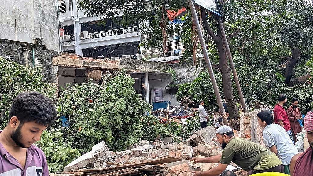 মধ্যরাতে স্বাস্থ্যকেন্দ্র গুঁড়িয়ে দেওয়ার মতো ঘটনা সরকার চায় না: ডিএনসিসি প্রশাসক