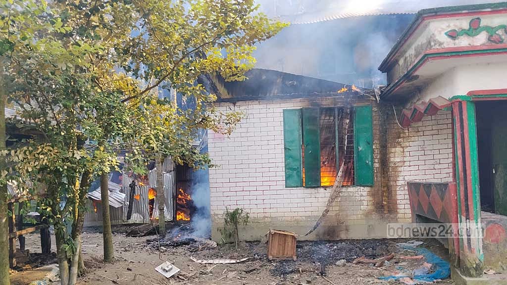ভোলায় ব্যবসায়ীর লাশ উদ্ধারের পর সন্দেহভাজন নারীকে পিটুনি, বাড়িতে আগুন