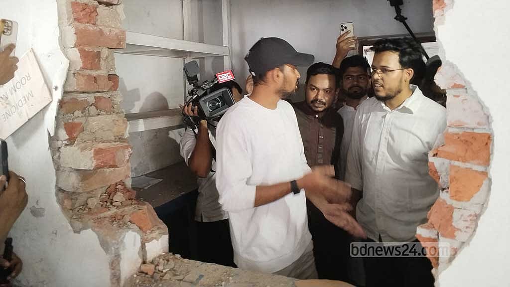 ‘এমপি মিষ্টির নেতৃত্বে ধ্বংসযজ্ঞ-মবতন্ত্র’: মিরপুরে স্বাস্থ্যকেন্দ্র গুঁড়িয়ে দেওয়া প্রসঙ্গে আসিফ মাহমুদ