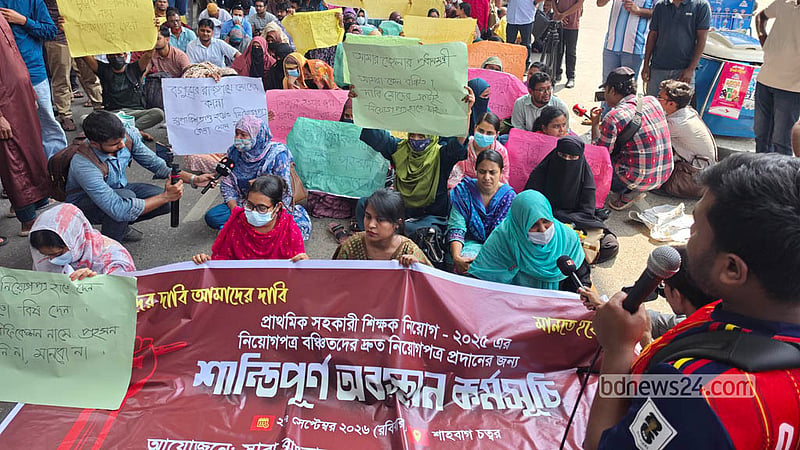 প্রাথমিকে সহকারী শিক্ষক পদে সুপারিশ পেয়েও নিয়োগপত্র না পাওয়ায় রোববার শাহবাগে বিক্ষোভ দেখান নিয়োগপ্রত্যাশীরা। এসময় তারা স্লোগান ধরেন, ‘দাবি মোদের একটাই, নিয়োগপত্র হাতে চাই’। ছবি: শামছুল হক রিপন