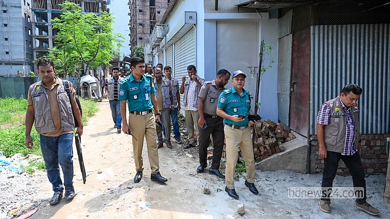 রাজধানীর ইসিবি চত্বর এলাকায় কনটেন্ট ক্রিয়েটর সালমান মুক্তাদিরের স্টুডিওতে হামলার পর ঘটনাস্থল পরিদর্শন করেন পুলিশ সদস্যরা।