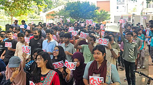 চুয়েটে উপাচার্য পুনর্বহালের আন্দোলন: শাটডাউনে শিক্ষার্থীরা, শিক্ষকরা সর্বাত্মক কর্মবিরতিতে