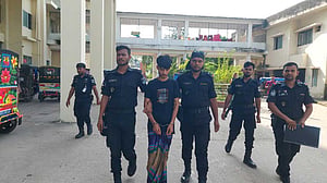 বরগুনায় স্কুলছাত্রীকে পিটিয়ে দাঁত ভেঙে দেওয়ার প্রধান আসামি গ্রেপ্তার