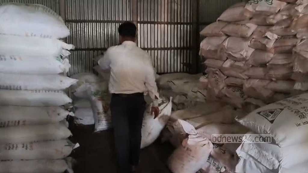 পাবনায় অবৈধভাবে মজুত করা ৩৮১ বস্তা সার জব্দ, দুজনকে জরিমানা