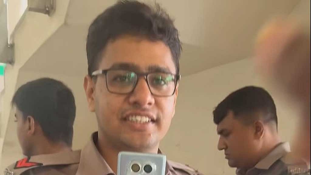 হাফ প্যান্ট পরে মেট্রোরেলে উঠতে বাঁধা পাওয়ার অভিযোগ, তদন্তে কমিটি