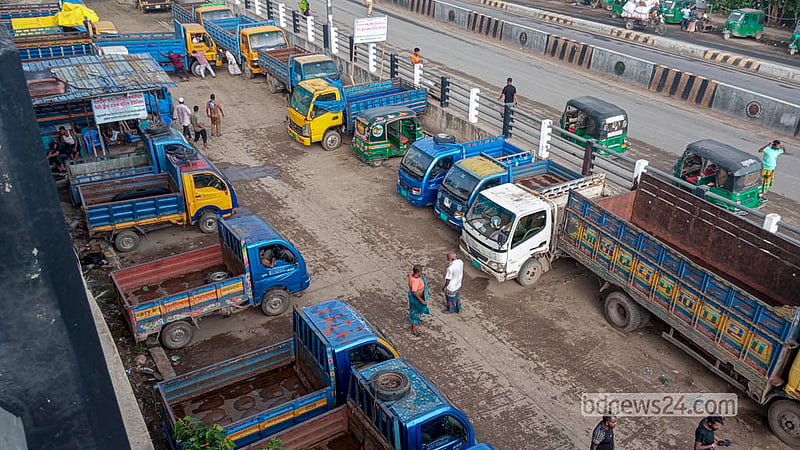 ঢাকার পোস্তগোলা সেতুর উত্তর পাশে সেতু লাগোয়া খেলার মাঠটির বড় একটি অংশে গড়ে তোলা হয়েছে ট্রাক-পিকআপ ও লেগুনা স্ট্যান্ড।&amp;nbsp; ছবি: আব্দুল্লাহ আল মমীন