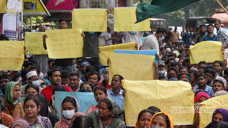প্রাথমিকে সহকারী শিক্ষক পদে সুপারিশ পেয়েও নিয়োগপত্র না পাওয়ায় রোববার শাহবাগে বিক্ষোভ দেখান নিয়োগপ্রত্যাশীরা। এসময় তারা স্লোগান ধরেন, ‘দাবি মোদের একটাই, নিয়োগপত্র হাতে চাই’। ছবি: শামছুল হক রিপন