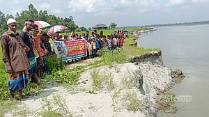 ধরলা নদীর ভাঙন ঠেকাতে স্থায়ী বাঁধের দাবিতে কুড়িগ্রামে মানববন্ধন