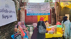 গুঁড়িয়ে দেওয়া ভবনের সামনে ত্রিপল টাঙিয়ে চলছে রাড্ডার টিকাদান