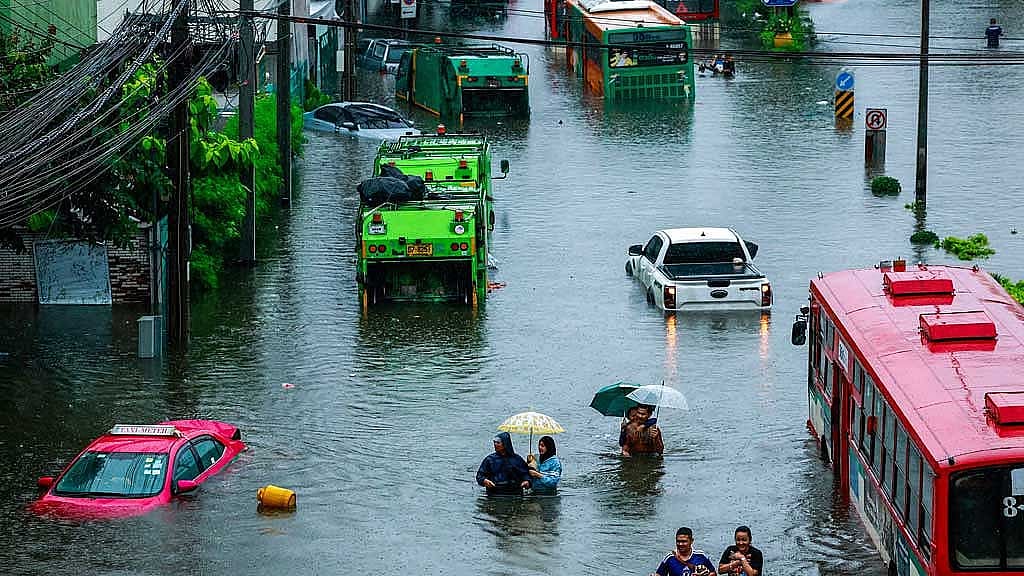 ব্যাংককে কমছে বন্যার পানি