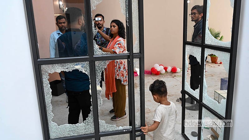 রাজধানীর ইসিবি চত্বরের নিউ গিনি আবাসন প্রকল্পে সালমান মুক্তাদিরের স্টুডিওতে শনিবার রাতে হামলা চালায় একদল ব্যক্তি; ভাঙা জানালার ফ্রেমে দৃশ্যমান বিধ্বস্ত স্টুডিওর ভেতরের চিত্র।