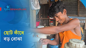 দোকানে কাজ করে সংসার চালায় শিশু