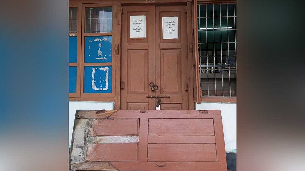 রাবিতে শিক্ষার্থীকে সাপের কামড়, প্রাধ্যক্ষের পদত্যাগ দাবিতে বিক্ষোভ