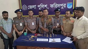 গ্রেপ্তার চারজনের তথ্যের ভিত্তিতে ২০ কেজি ওজনের কষ্টি পাথরের কালীমূর্তি উদ্ধার করা হয়।