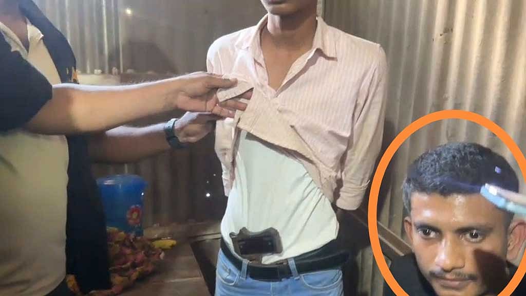 কুমিল্লায় কোমরে বিদেশি পিস্তল নিয়ে ঘোরাঘুরি, আটক ২
