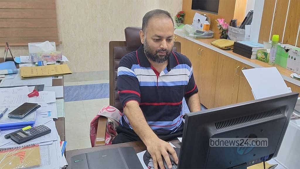 ‘২ কোটি দেন, সব সই করে দেব’, লক্ষ্মীপুরে পিডিবির নির্বাহী প্রকৌশলী বরখাস্ত