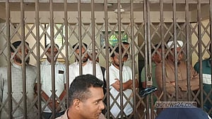 দুদিন ধরে অবরুদ্ধ সিলেট ইঞ্জিনিয়ারিং কলেজের ১৪ শিক্ষক-কর্মকর্তা, ইন্ধনের অভিযোগ
