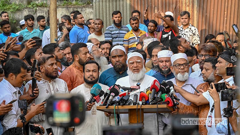 রাজধানীর মিরপুরে গুঁড়িয়ে দেওয়া রাড্ডা এমসিএইচ এর কার্যালয় ও স্বাস্থ্যকেন্দ্র সোমবার পরিদর্শন করেছেন জামায়াতে ইসলামীর আমির শফিকুর রহমান।