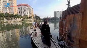 রাজধানীতে খেয়া পারাপার!