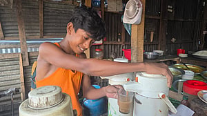 সংসারের হাল ধরতে দোকানি হল শিশু রুবেল