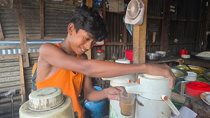 সংসারের হাল ধরতে দোকানি হল শিশু রুবেল