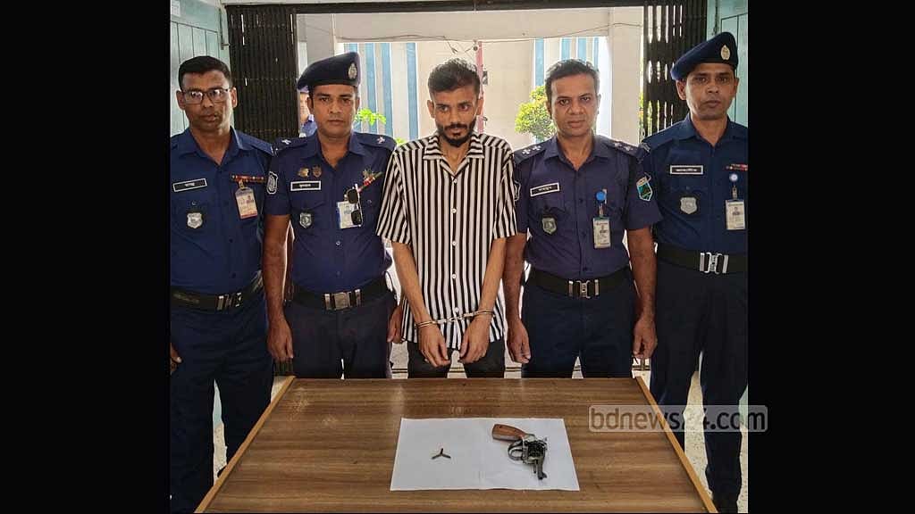 সিরাজগঞ্জে রিভলবার ও গুলিসহ যুবক গ্রেপ্তার