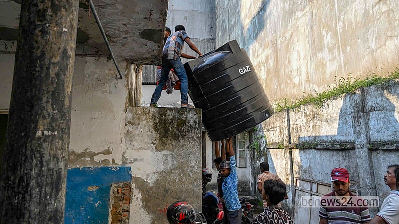 রাজধানীর মিরপুরে গুঁড়িয়ে দেওয়া রাড্ডা এমসিএইচ এর কার্যালয় ও স্বাস্থ্যকেন্দ্র মেরামতে কাজ করছেন কর্মীরা।
