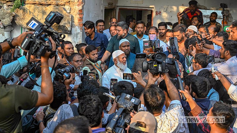 রাজধানীর মিরপুরে গুঁড়িয়ে দেওয়া রাড্ডা এমসিএইচ এর কার্যালয় ও স্বাস্থ্যকেন্দ্র সোমবার পরিদর্শন করেছেন জামায়াতে ইসলামীর আমির শফিকুর রহমান।