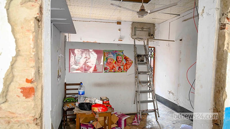 রাজধানীর মিরপুরে গুঁড়িয়ে দেওয়া রাড্ডা এমসিএইচ এর কার্যালয় ও স্বাস্থ্যকেন্দ্র সংস্কার করা হচ্ছে।