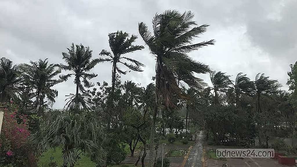 সাগরে গভীর নিম্নচাপ, উপকূলে ঝড়ো হাওয়ার পূর্বাভাস