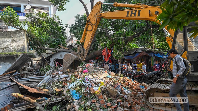 রাজধানীর মিরপুরে গুঁড়িয়ে দেওয়া রাড্ডা এমসিএইচ এর কার্যালয় ও স্বাস্থ্যকেন্দ্র সংস্কার করা হচ্ছে।