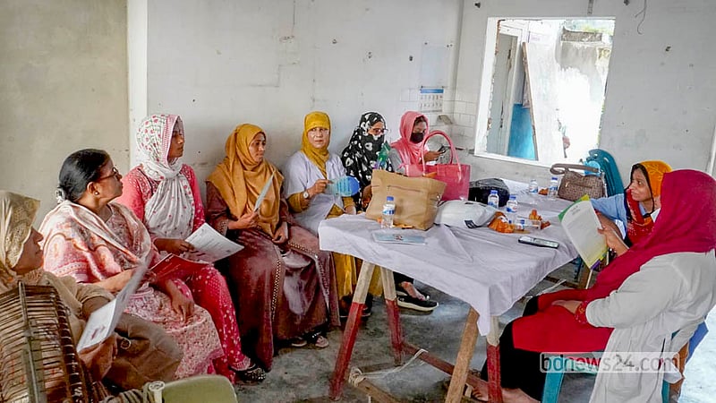 রাজধানীর মিরপুরে গুঁড়িয়ে দেওয়া রাড্ডা এমসিএইচ এর কার্যালয়ের একটি ভাঙাচোরা কক্ষে বসেছেন সংস্থাটির স্বাস্থ্যকর্মীরা।