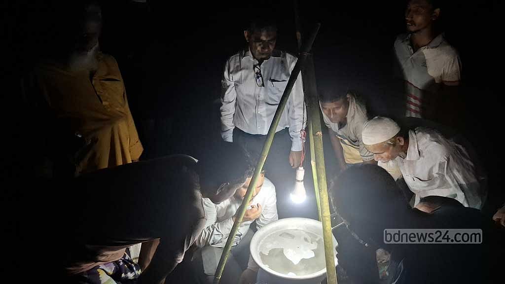লালমনিরহাটে ধানের ক্ষেতে পোকা শনাক্তে ‘আলোক ফাঁদ’