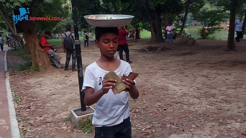 স্কুল শেষে পেয়ারা বিক্রি করে রাজিম